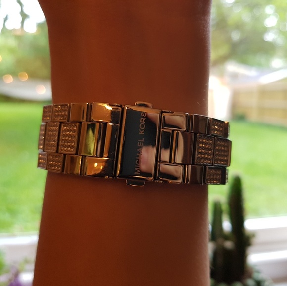 Micheal Kors Silver with Black Clock Face - Picture 3 of 4